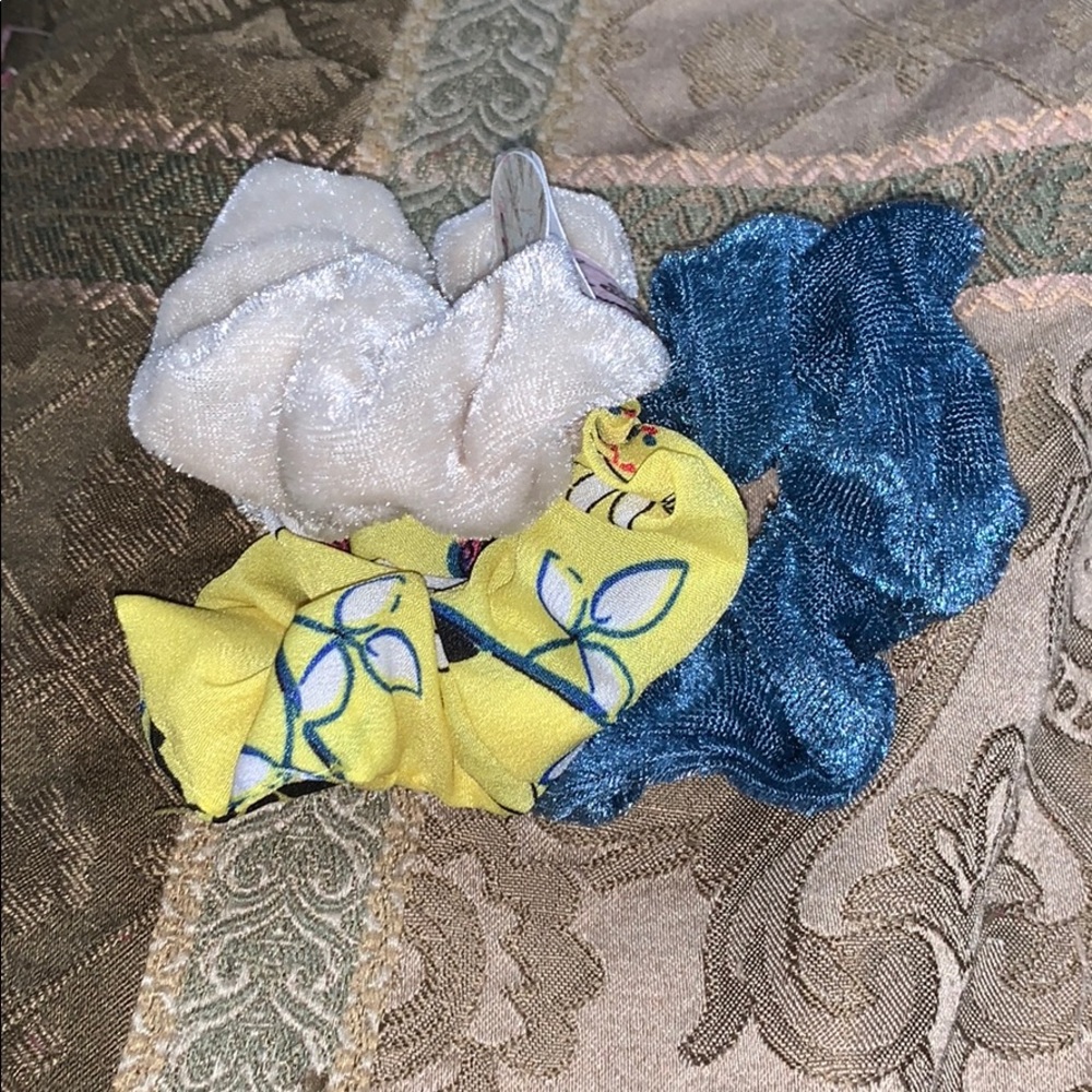 3 assorted scrunchies